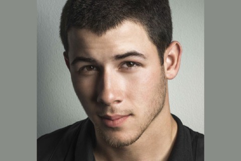 Nick Jonas revela novo trabalho individual acontece enquanto o cantor segue com a turnê de celebração dos Jonas Brothers.